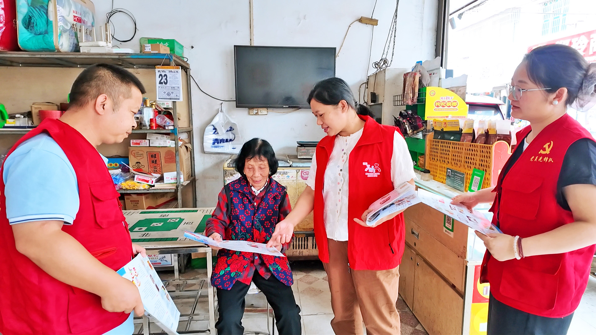 0707长塘镇托坝社区:禁毒宣传进家门 防毒意识入人心2.jpg 0707长塘镇托坝社区:禁毒宣传进家门 防毒意识入人心2.jpg