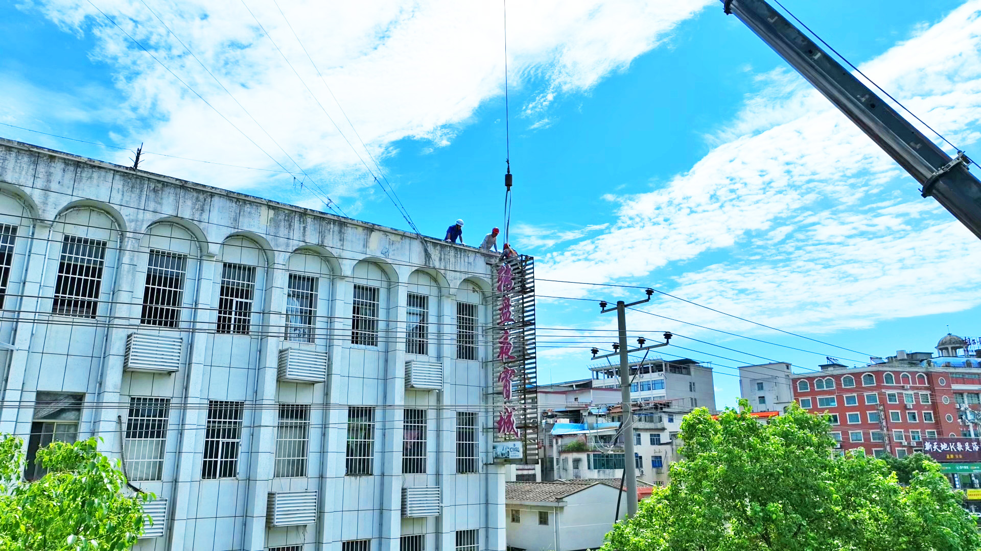 0709市城管局启动2026年二季度违规广告招牌集中拆除行动2.jpg 0709市城管局启动2026年二季度违规广告招牌集中拆除行动2.jpg
