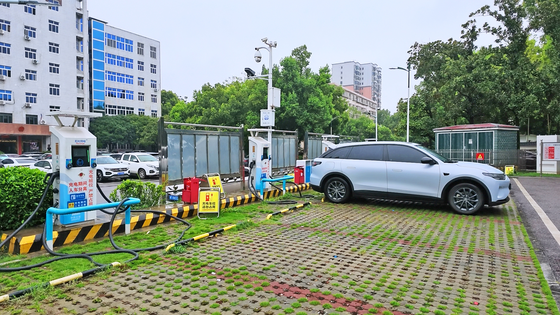 0813全市充电基础设施不断完善 绿色出行更便捷3.jpg