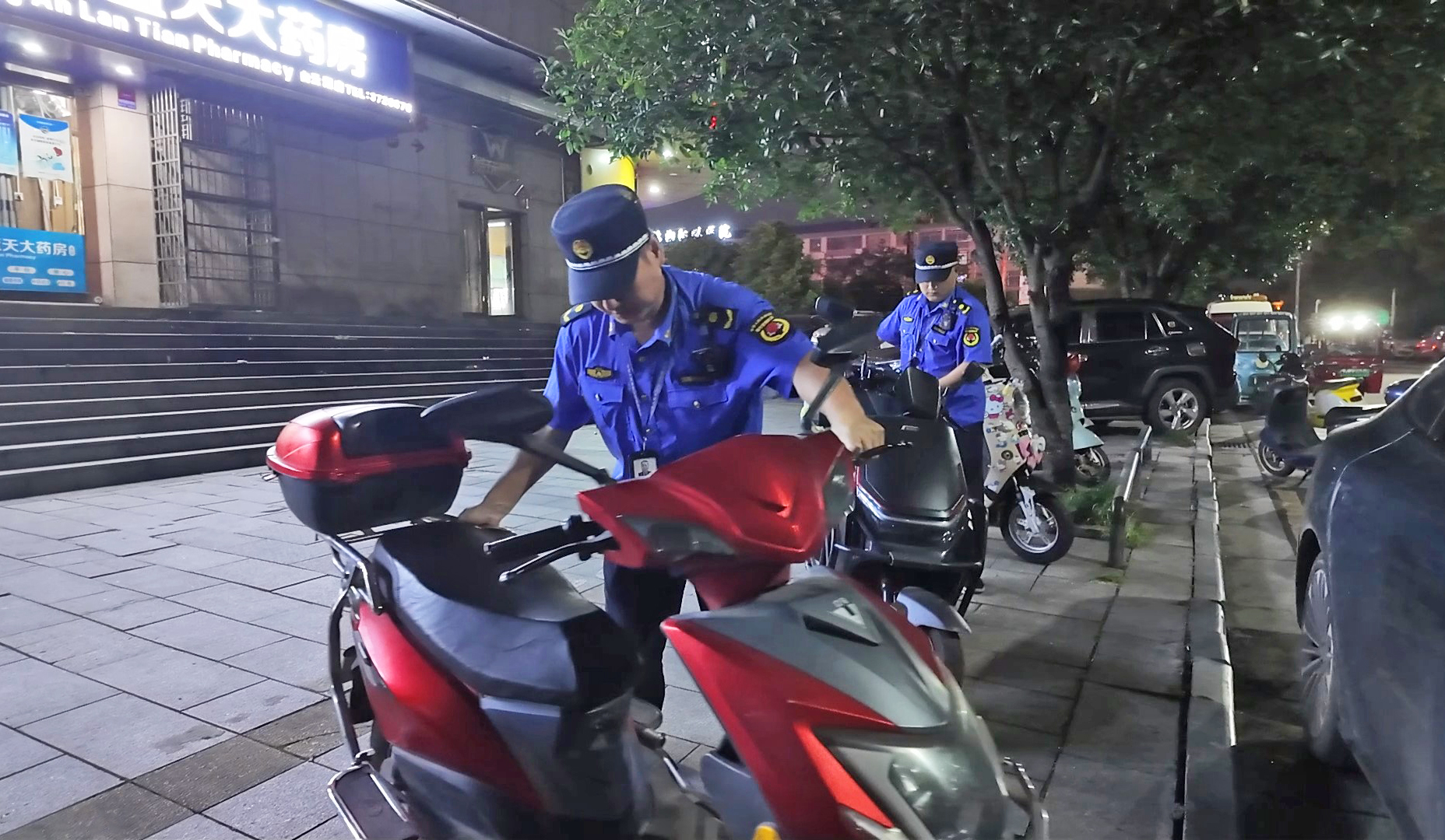 0814多部门联合整治白云湖夜间乱象 让城市“烟火气”更有序001.jpg