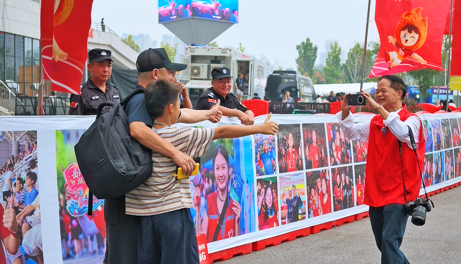 李国武笑脸照展览3.jpg 李国武笑脸照展览3.jpg