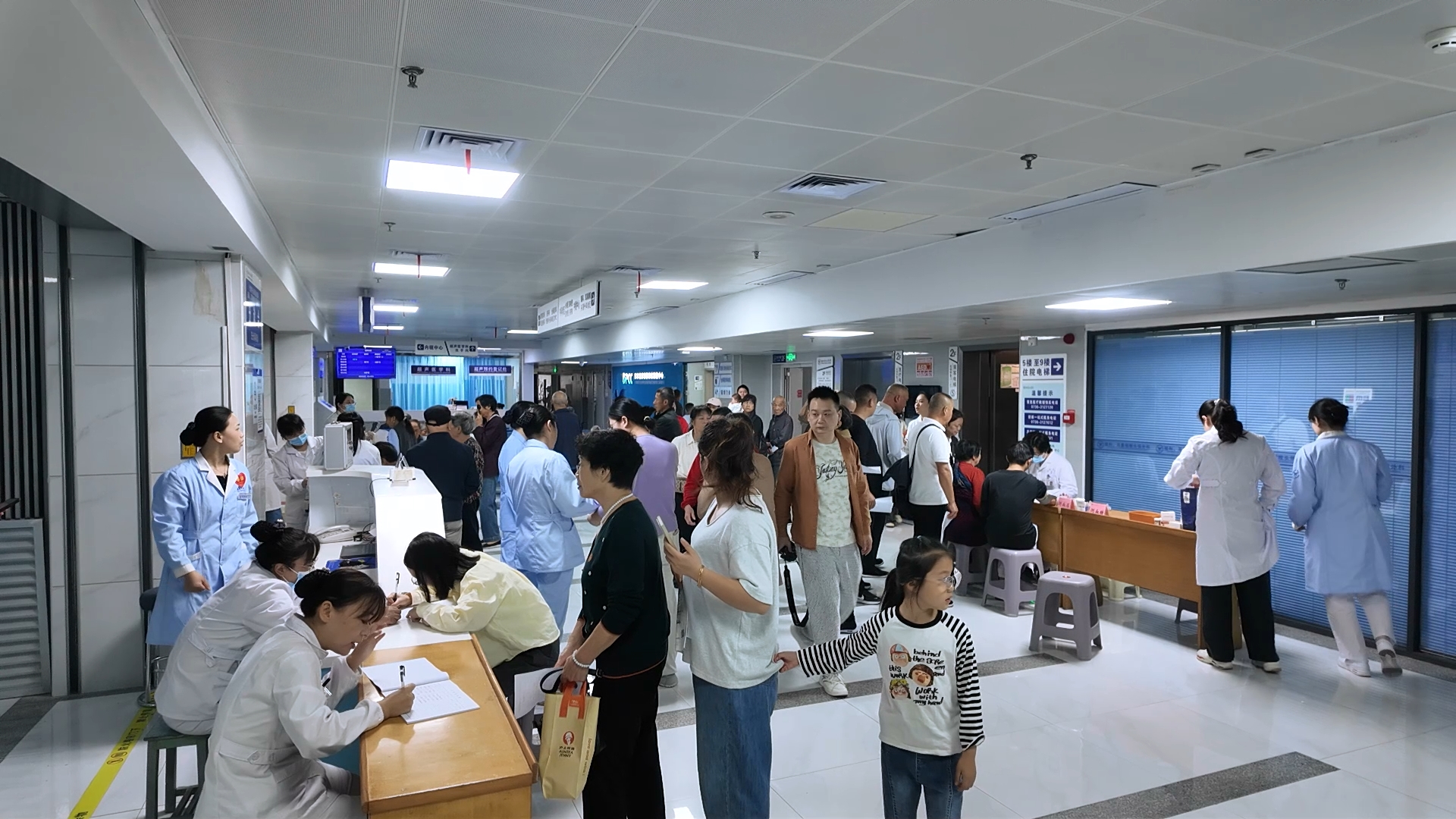 1012市人民医院:专家下沉送健康 义诊服务暖民心2.jpg 1012市人民医院:专家下沉送健康 义诊服务暖民心2.jpg