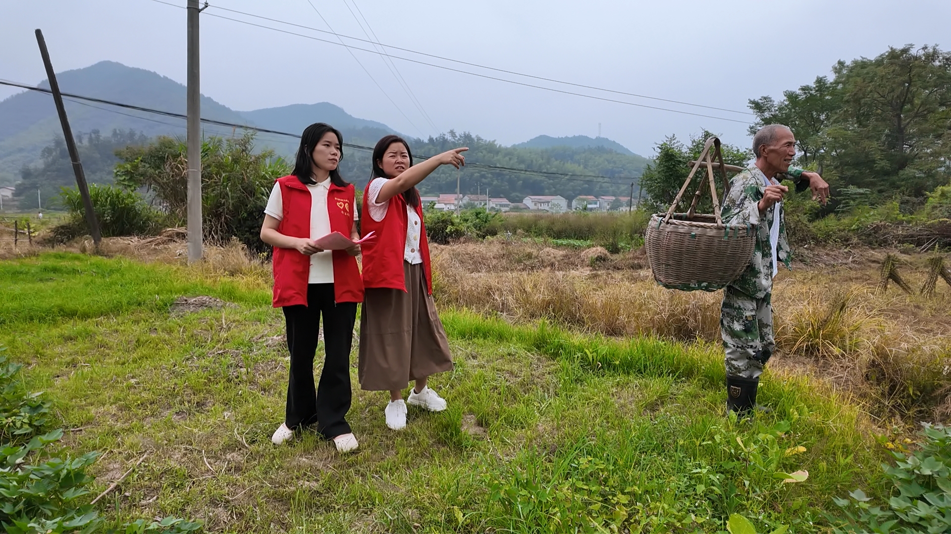 1013忠防镇新田村:宣传巡查齐发力 秸秆禁烧护蓝天1.jpg 1013忠防镇新田村:宣传巡查齐发力 秸秆禁烧护蓝天1.jpg