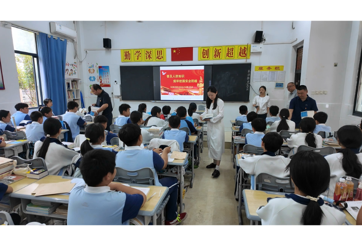 市国动办：人防演练进校园 安全宣传护成长