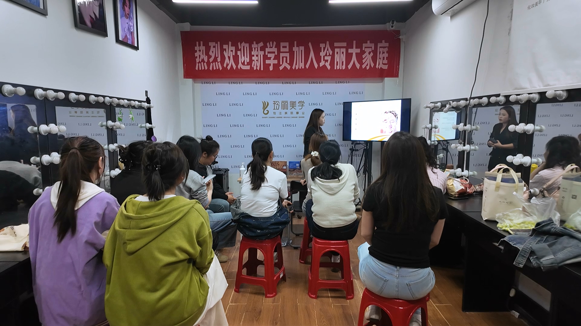 1016 下班后的“充电站” 临湘青年夜校第二期开课.jpg 1016 下班后的“充电站” 临湘青年夜校第二期开课.jpg