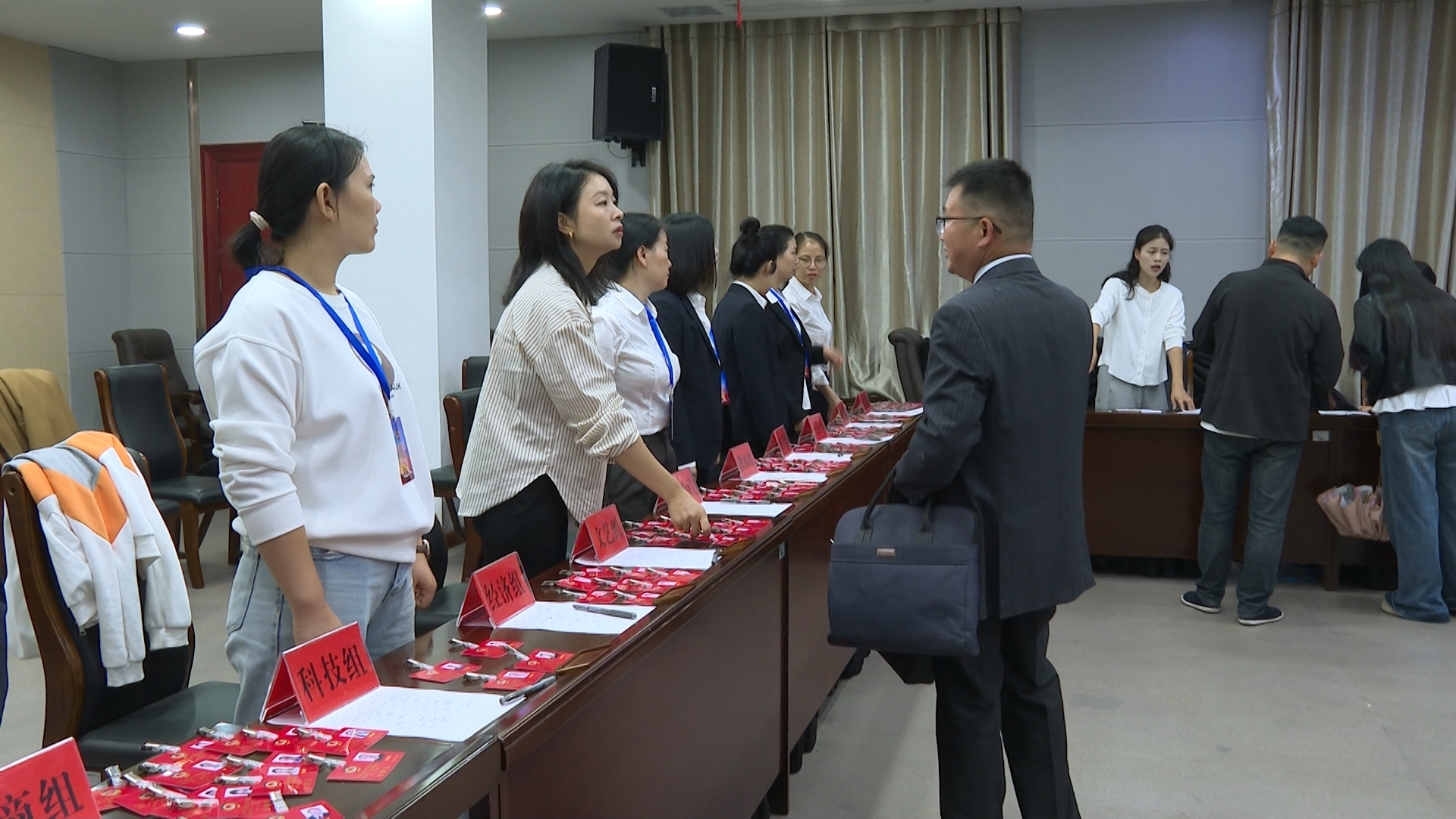 1020 怀揣民声赴盛会 政协委员陆续报到.jpg