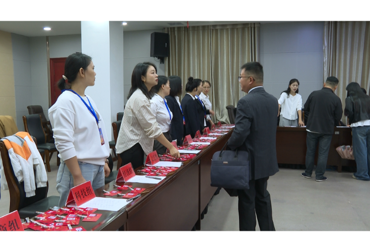 怀揣民声赴盛会 政协委员陆续报到