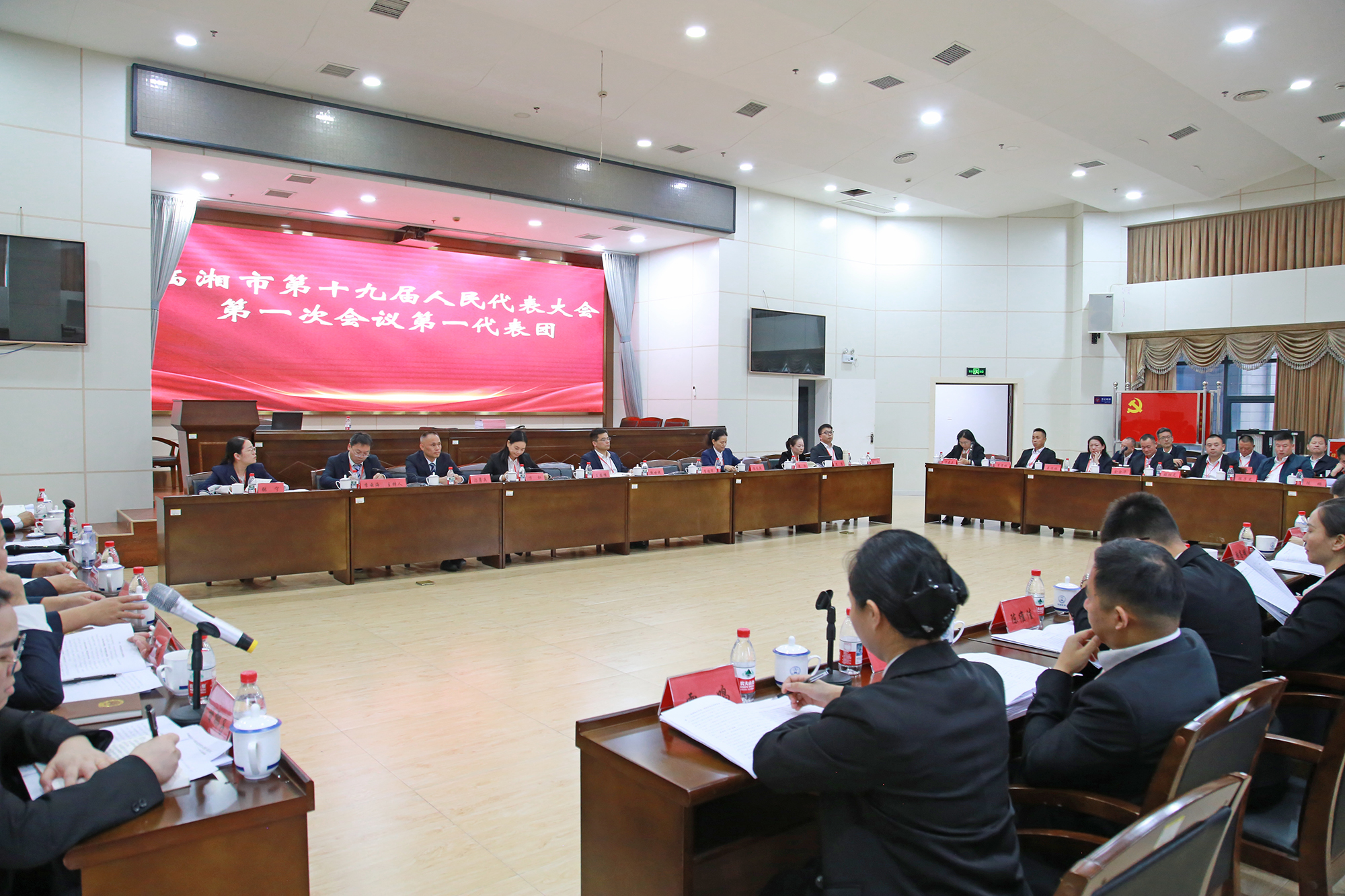 1022市人大代表分团审议政府工作报告---1.jpg