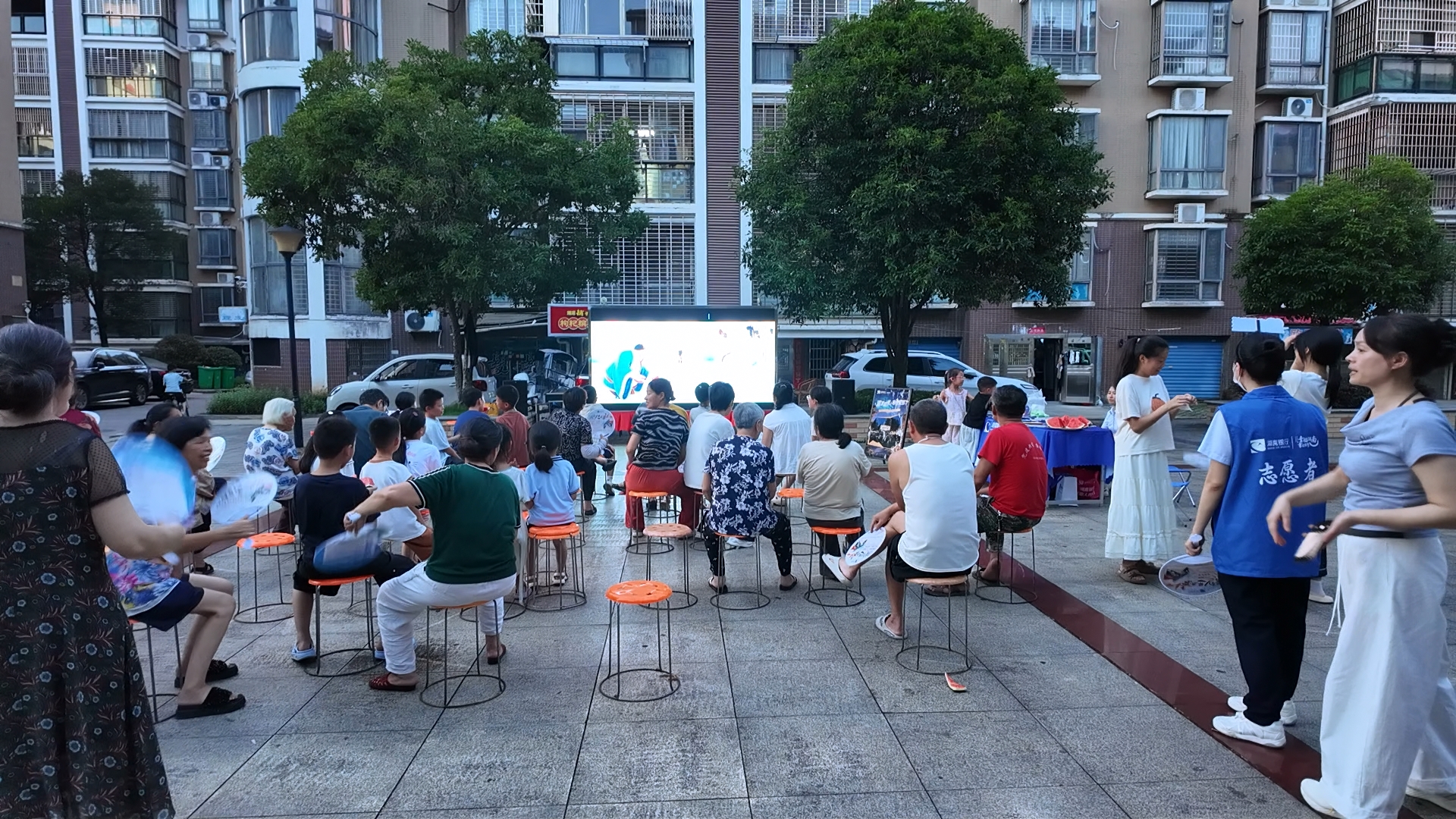 0730 湖南银行临湘市支行:光影赴夏夜 金融暖人心2.jpg 0730 湖南银行临湘市支行:光影赴夏夜 金融暖人心2.jpg