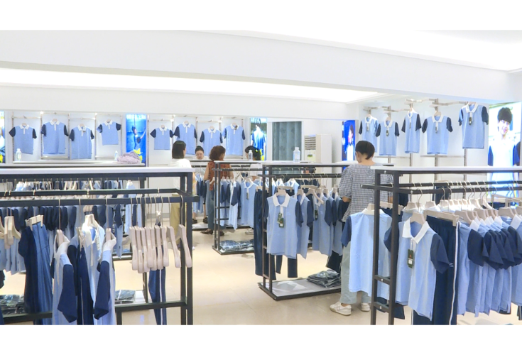 岳阳市“一市一款”夏装校服在我市开售