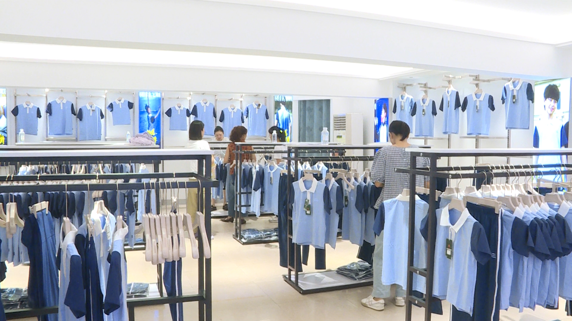 新华书店校服3.jpg 新华书店校服3.jpg