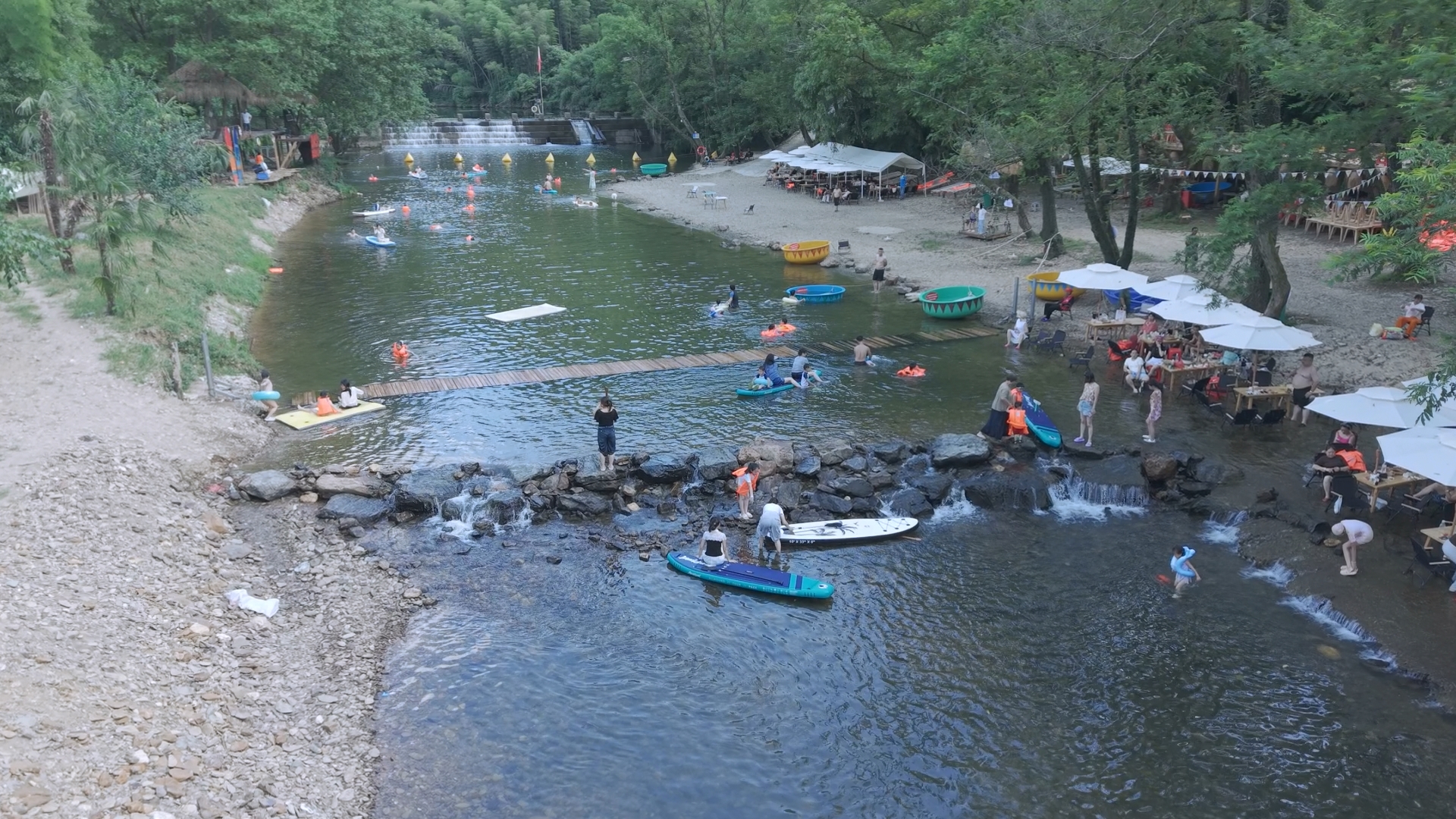 0805罗湾水寨:清凉一“夏”引客至 戏水消暑享清欢3.jpg 0805罗湾水寨:清凉一“夏”引客至 戏水消暑享清欢3.jpg