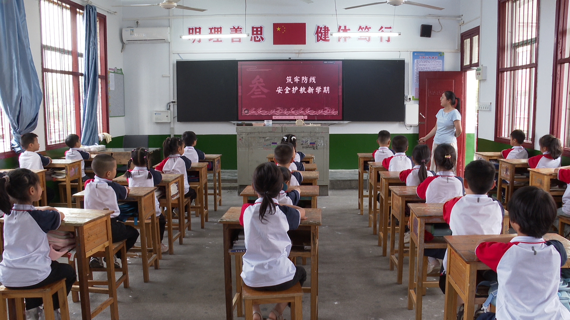 市第七完全小学:上好开学第一课 筑牢校园安全线1.jpg 市第七完全小学:上好开学第一课 筑牢校园安全线1.jpg
