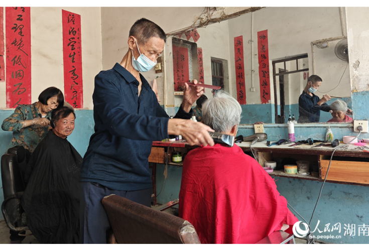 湖南隆回：七旬理发师的“二元理发店”