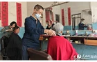 湖南隆回：七旬理发师的“二元理发店”
