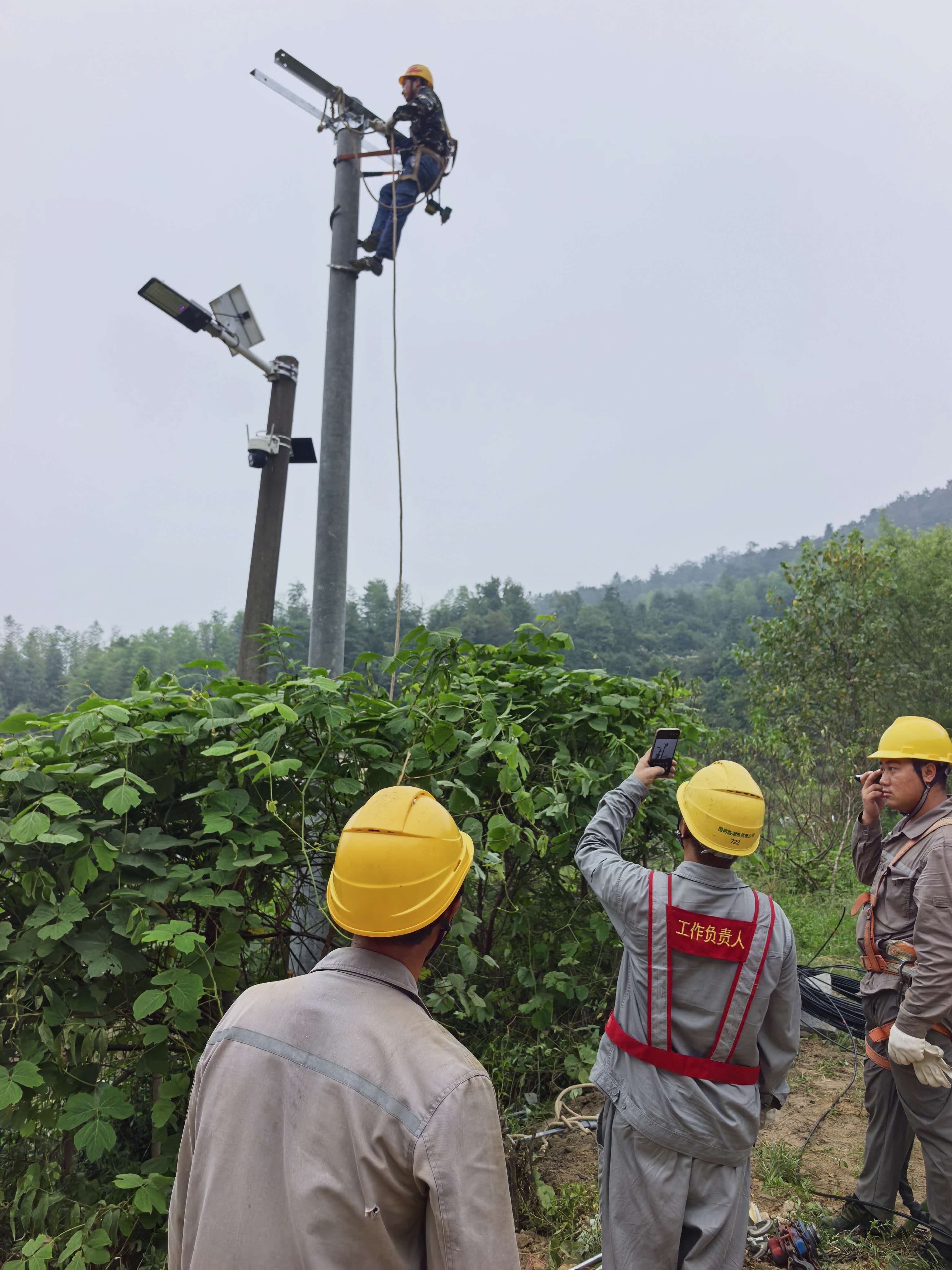 0922国网临湘市供电公司:电网提质进深山 用心服务解民忧.jpg 0922国网临湘市供电公司:电网提质进深山 用心服务解民忧.jpg