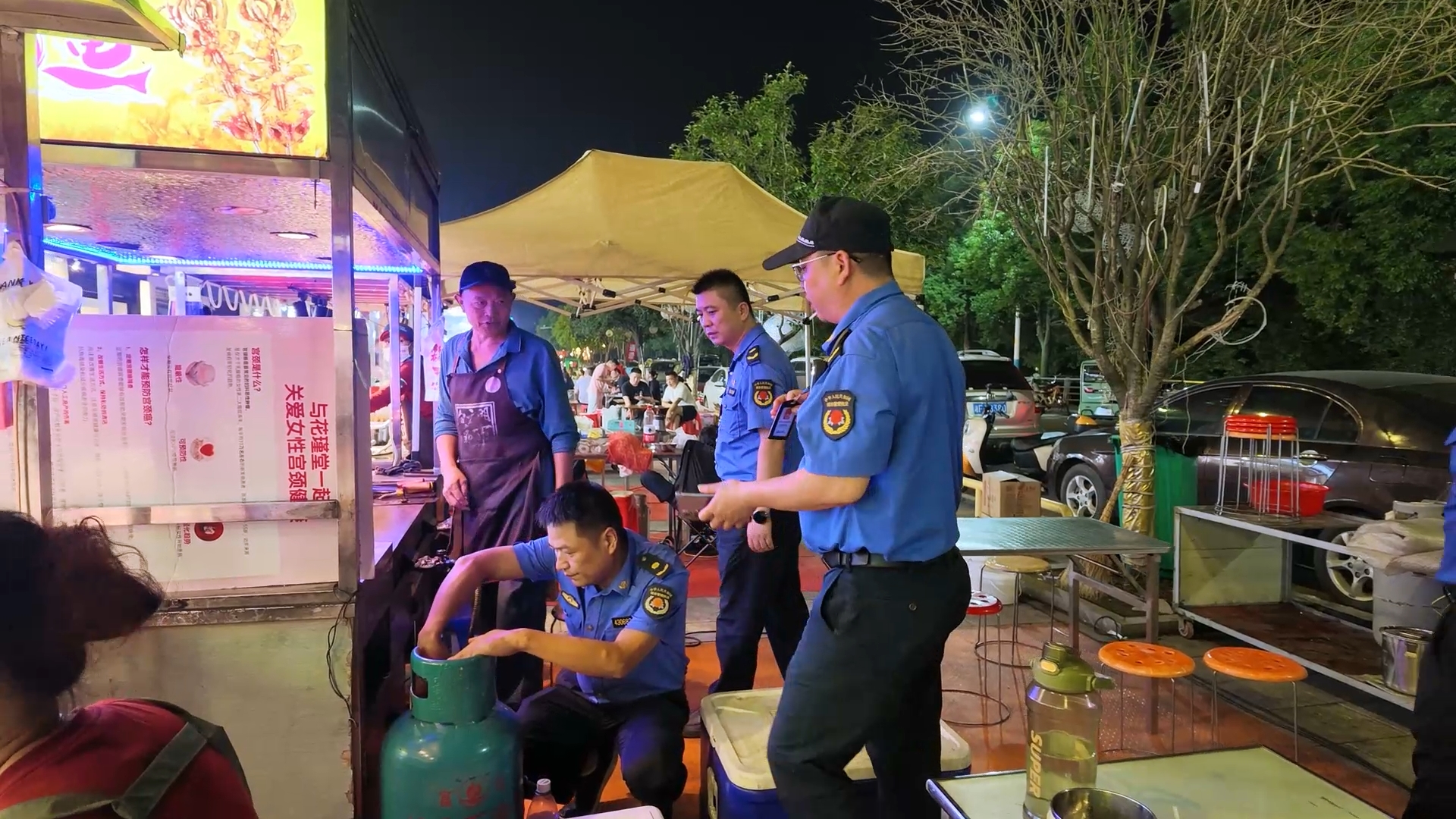 0922市城管局:筑牢夜市安全防线 全力做好节会后勤保障.jpg 0922市城管局:筑牢夜市安全防线 全力做好节会后勤保障.jpg