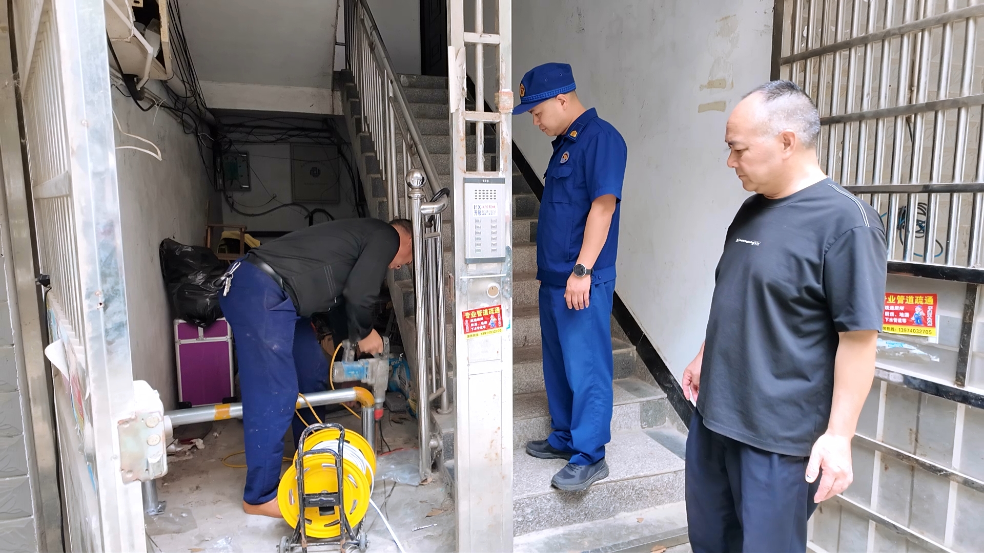 0924市消防救援局:推进消防“硬隔离” 筑牢小区安全防线.jpg 0924市消防救援局:推进消防“硬隔离” 筑牢小区安全防线.jpg