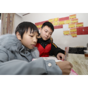 父母不回家  大家来陪伴