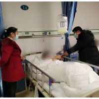 回龙山瑶族乡：为重病离任村干部献爱心