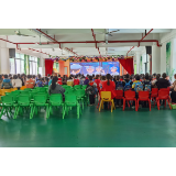瞧！这个幼儿园的孩子们上课看动漫片