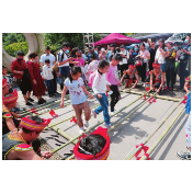 【郴州日报】游客体验瑶族竹竿舞