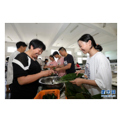 【新华网】湖南资兴：包粽子比赛迎端午