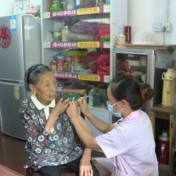 资兴为92岁老人上门接种新冠疫苗