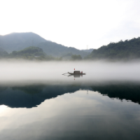 【新华社】湖南资兴：雾漫小东江 人在画中游