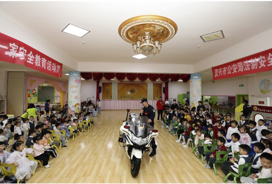 “车展”搬进幼儿园 法制教育新体验