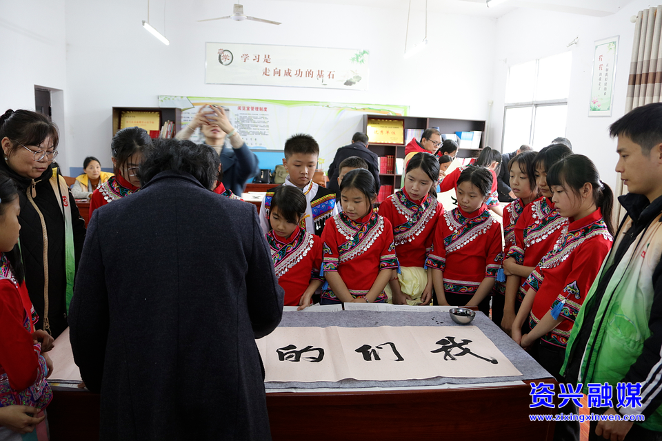 书画进校园 文明实践行
