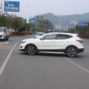 小车违规转向 电动车被撞翻