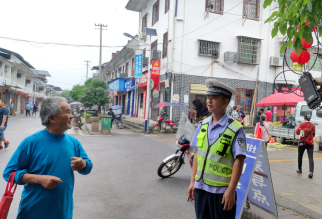 回龙山瑶族乡开展交通安全宣传活动