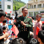 中国武警“十大忠诚卫士”何剑波走进八面山中学宣讲