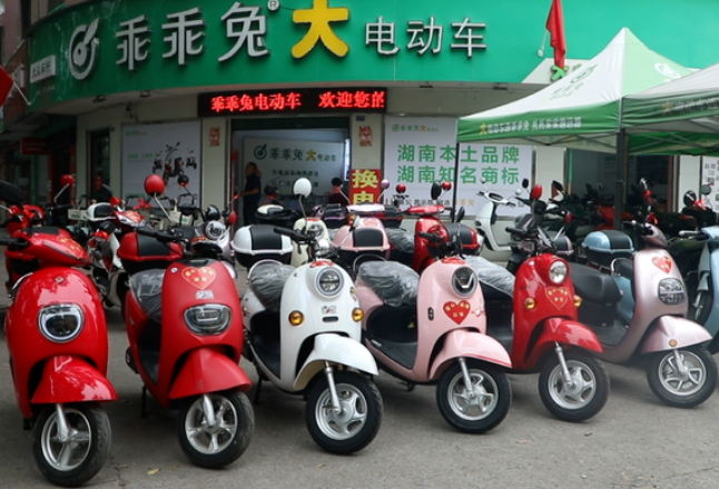 爱心商家捐赠电动摩托车 助力受灾乡镇生产生活