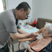“好女婿”12年如一日  照顾患老年痴呆的岳母及残障的大舅哥