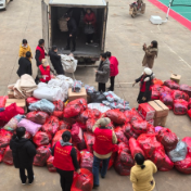 聚焦灾后重建  ▏志愿者为受灾群众送温暖