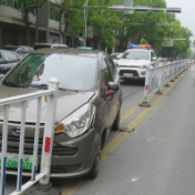 这类车进入“无人驾驶”模式 让路人惊心动魄