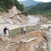 直击灾后重建｜八旬老夫妇：用竹篱笆筑起安全防线