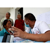 直击灾后重建|义诊送医送健康 安置点内暖意浓