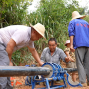 直击灾后重建｜州门司镇：安装简易灌溉系统 全力保水保收