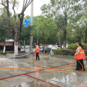 迎中秋 ▏环卫工人清扫城区道路忙