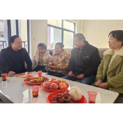 聚焦灾后重建 /  市民政局：包保干部助力受灾群众入住新居