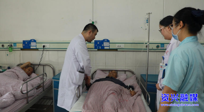 孤寡老人独自就诊 医护人员暖心救治