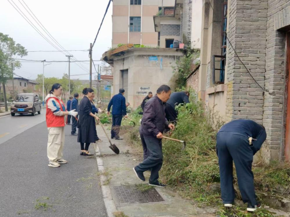 三都社区党员开展专项清扫行动 扮靓社区“颜值”