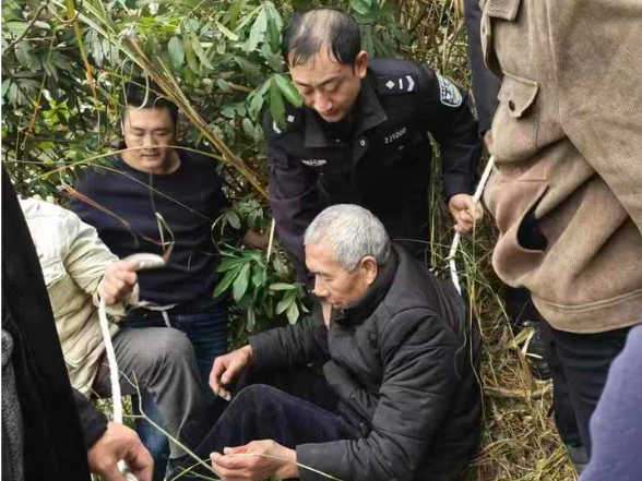 七旬老人坠崖悬挂半山腰 多方联动半小时成功营救