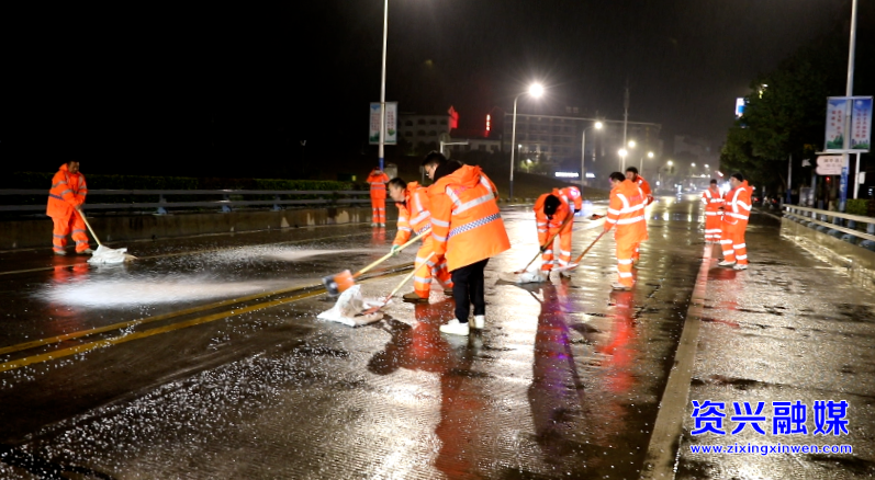 我市连夜开展道路防冰保畅作业 全力保障群众出行安全