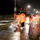 我市连夜开展道路防冰保畅作业 全力保障群众出行安全