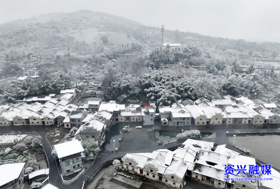 雪落古村绘新卷