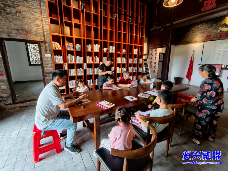 蓼江镇东湾村农家书屋“活”起来  孩童乐当“主理人”